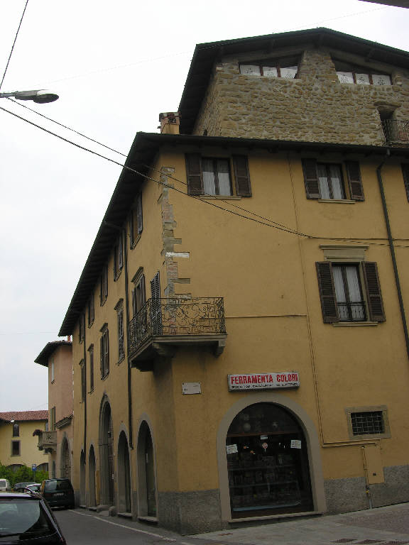 Palazzo Via Vittorio Emanuele 102 (palazzo) - Capriolo (BS) 