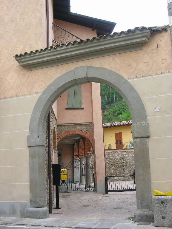 Palazzo Via Vittorio Emanuele 108 (palazzo) - Capriolo (BS) 