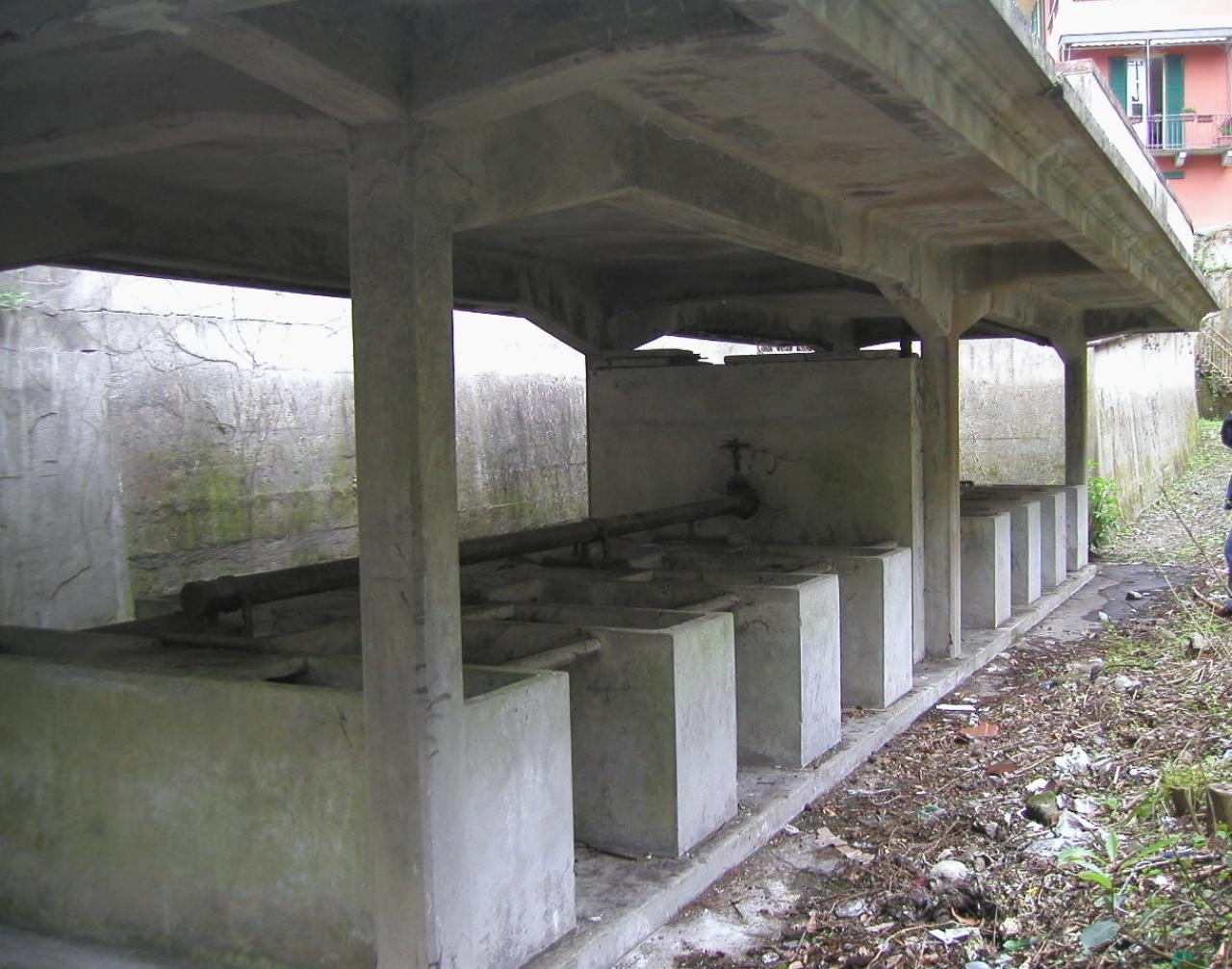 Lavatoio Via San Fermo (lavatoio) - Laveno-Mombello (VA) 