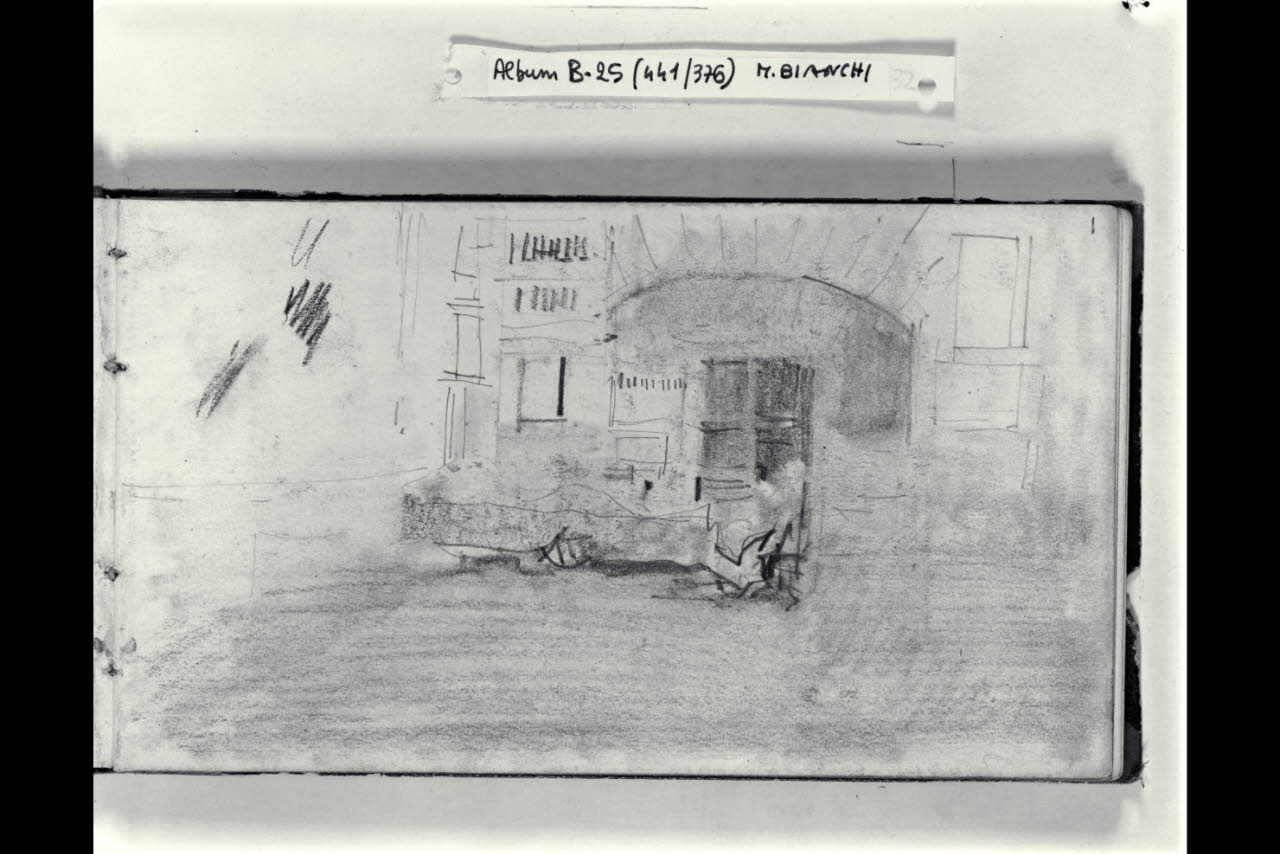 Strada urbana con facciata di un negozio e una bancarella con una figuretta femminile (disegno) di Bianchi, Mosè; Bianchi, Mosè (seconda metà sec. XIX)