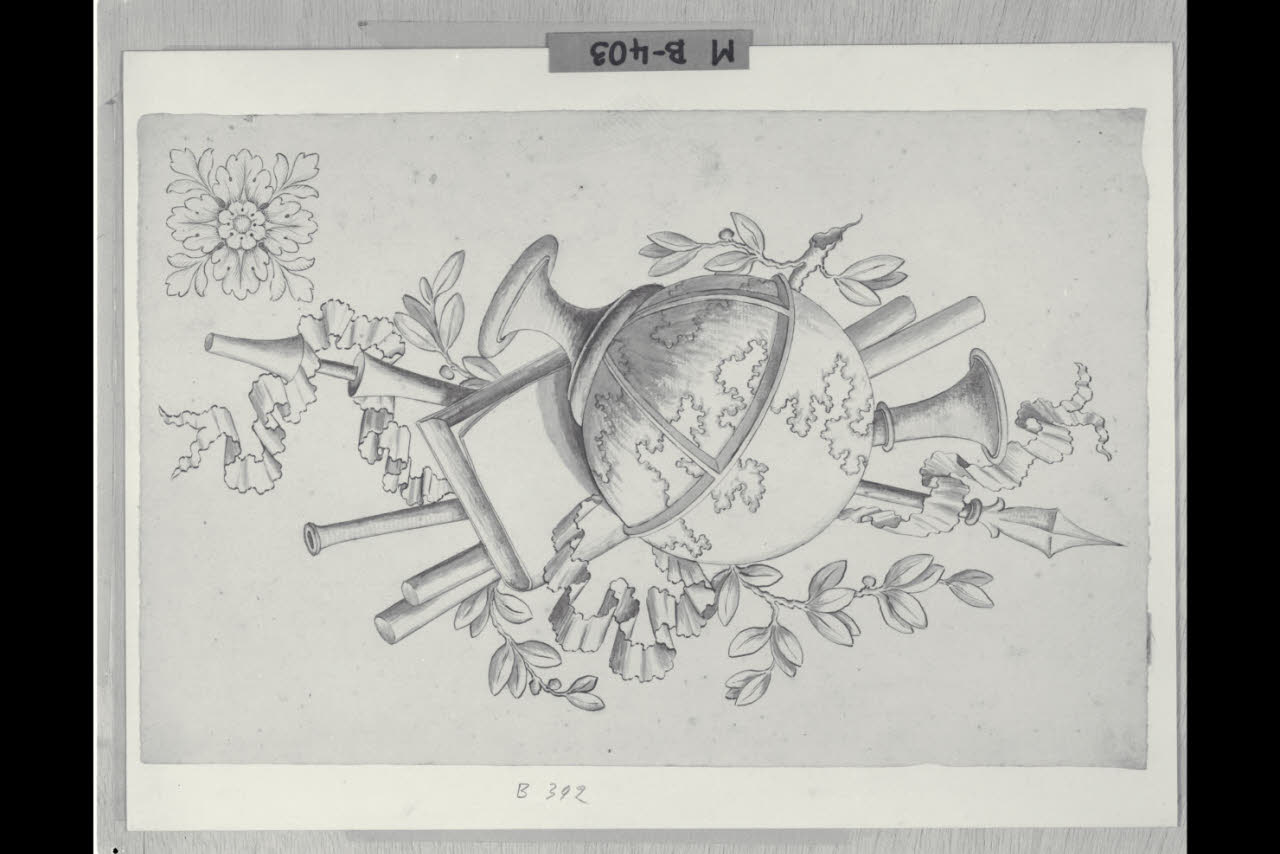 Trofeo con mappamondo, libro, tromba, ramoscello di ulivo (disegno) di Maggiolini (bottega) (secc. XVIII/ XIX)
