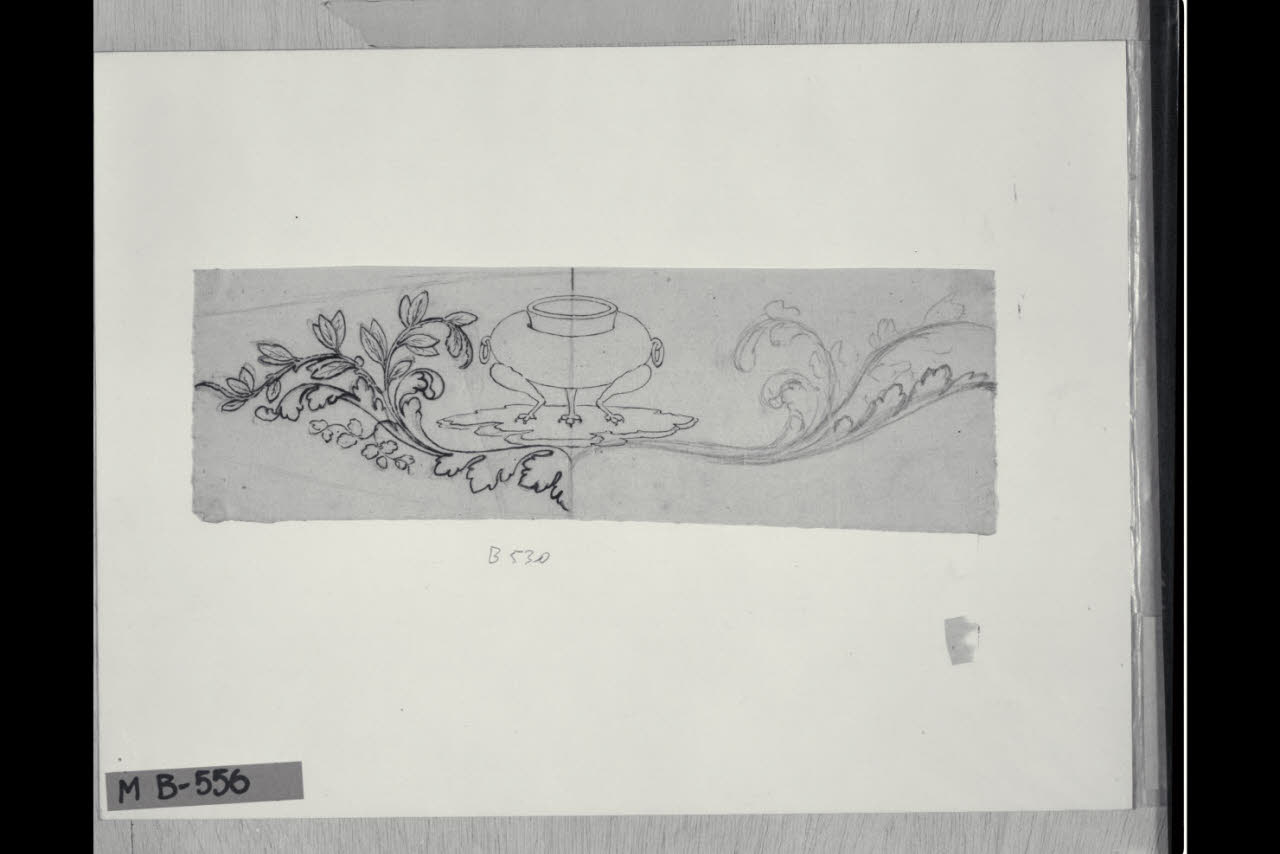 Olla all'antica tra foglie stilizzate (disegno) di Maggiolini (bottega) (secc. XVIII/ XIX)