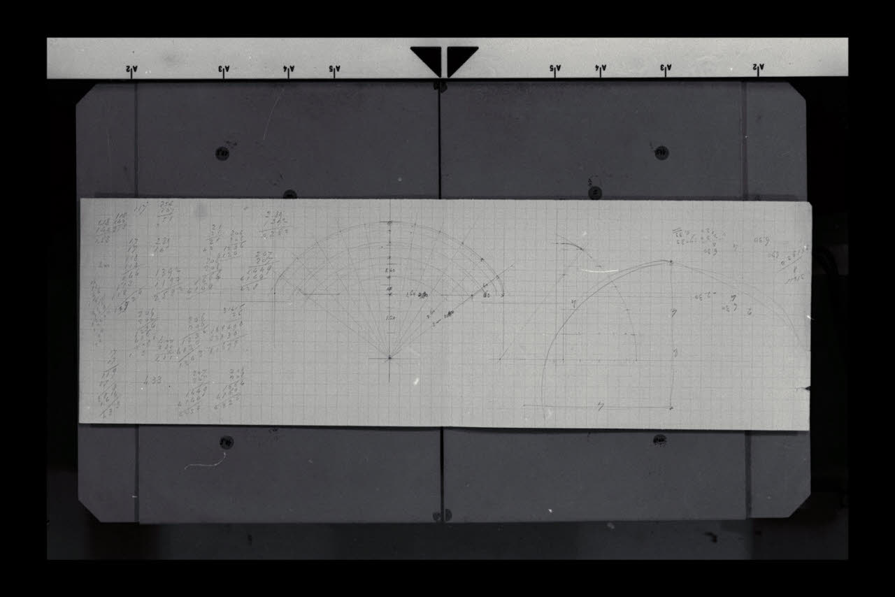 Calcoli e schizzo incompleto in alzato per la fascia decorata dei prospetti nella Nuova Pinacoteca Vaticana (disegno) di Beltrami, Luca (sec. XX)