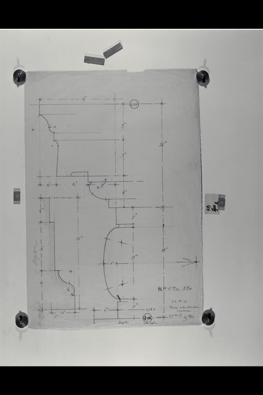 Alzato e sezione dello stipite e dell'architrave della porta della nicchia centrale nella Nuova Pinacoteca Vaticana (disegno) di Beltrami, Luca (sec. XX)