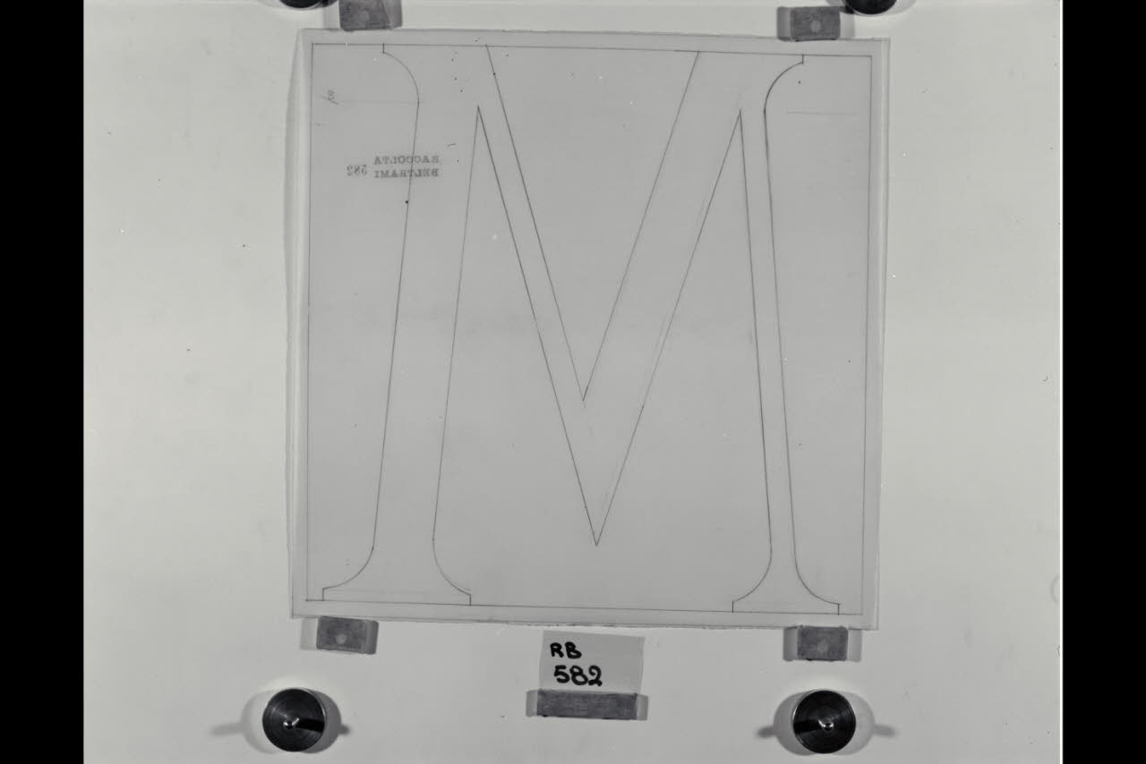 Carattere per la lettera M per un'iscrizione probabilmente nella Nuova Pinacoteca Vaticana (disegno) di Beltrami, Luca ((?)) (sec. XX)