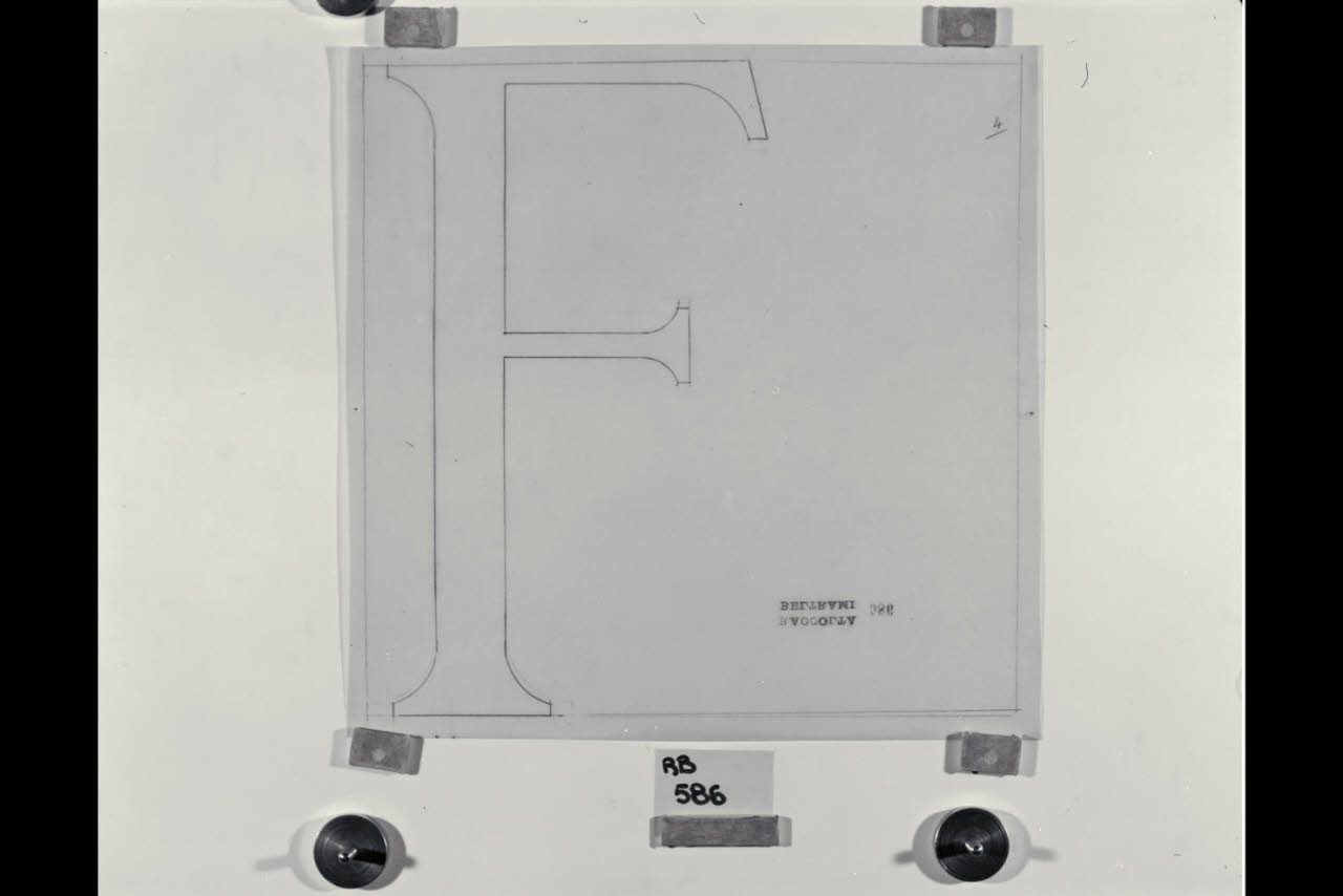 Carattere per la lettera F per un'iscrizione probabilmente nella Nuova Pinacoteca Vaticana (disegno) di Beltrami, Luca ((?)) (sec. XX)