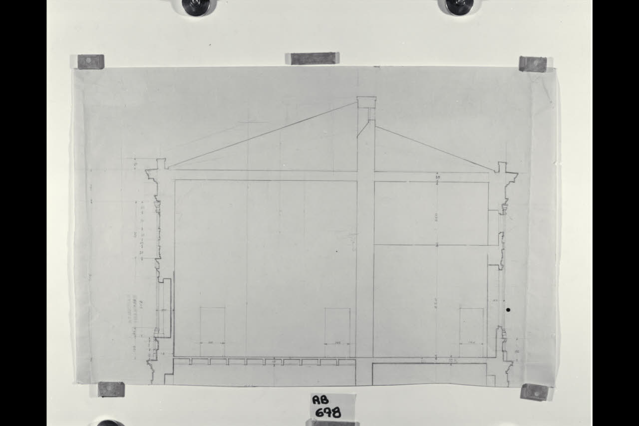 Sezione trasversale del corpo principale del piano superiore nella Nuova Pinacoteca Vaticana (disegno) di Beltrami, Luca ((?)) (sec. XX)