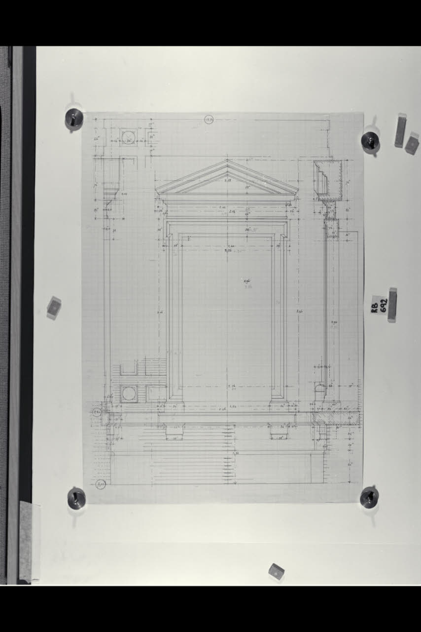 Prospetto e sezione dell'edicola per le fronti nella Nuova Pinacoteca Vaticana (disegno) di Beltrami, Luca ((?)) (sec. XX)