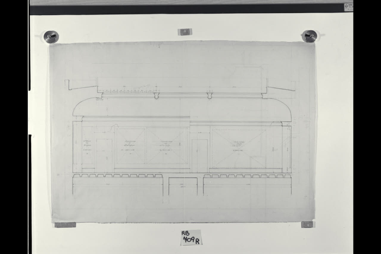 Sezione longitudinale della sala per la collocazione della Lapidazione di santo Stefano nella Nuova Pinacoteca Vaticana (disegno) di Beltrami, Luca ((?)) (sec. XX)