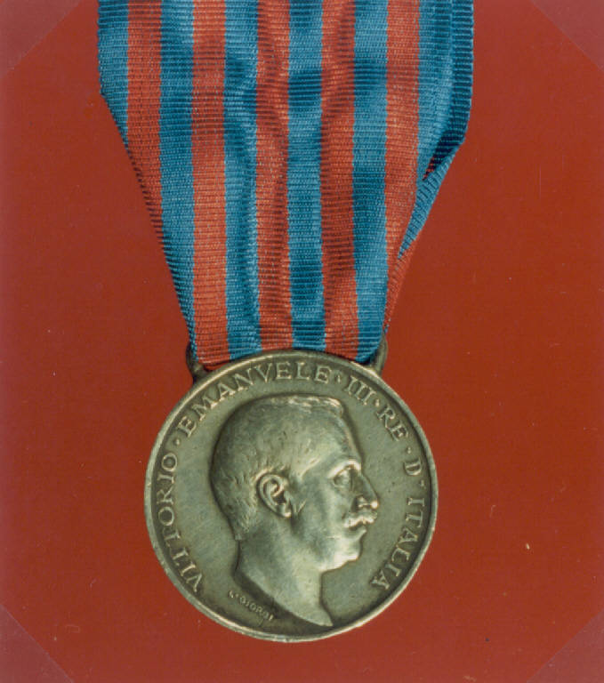 R: RITRATTO DI VITTORIO EMANUELE III; V: CORONA D'ALLORO, R: EFFIGIE VIRILE PROFILO DESTRO; ISCRIZIONE; V: CORONA DI DUE RAMI DI ALLORO LEGATI IN BASSO DA UN DOPPIO NODO , ISCRIZIONE (medaglia) di GIORGI LUIGI; REGIA ZECCA (sec. XX)