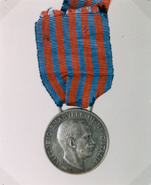 R: RITRATTO DI VITTORIO EMANUELE III RE D'ITALIA; V: CORONA D'ALLORO, R: EFFIGIE VIRILE PROFILO DESTRO, ISCRIZIONE; V: RAMI D'ALLORO, ISCRIZIONE (medaglia) di REGIA ZECCA; GIORGI LUIGI (primo quarto sec. XX)