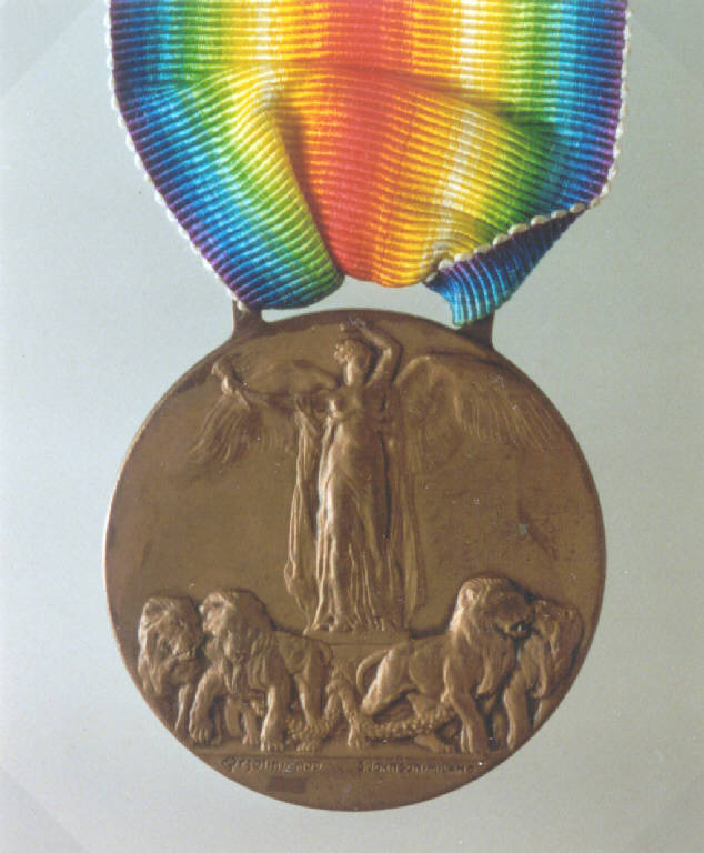 R: VITTORIA ALATA SUL CARRO TRIONFALE, R: FIGURA MULIEBRE ALATA SU UN CARRO TRAINATO DA QUATTRO LEONI; ISCRIZIONE; V: TRIPODE, DUE COLOMBE CON RAMO DI ULIVO; ISCRIZIONE (medaglia) di Johnson Stefano Stabilimento; ORSOLINI GAETANO; VILLA G. (primo quarto sec. XX)