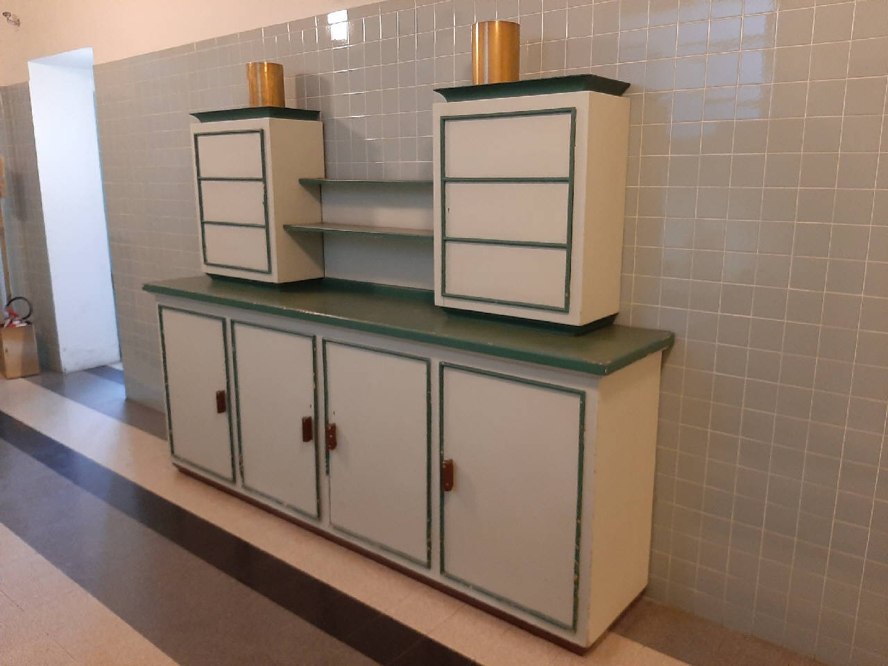 Credenza a due corpi (credenza a due corpi) - manifattura italiana (sec. XX)