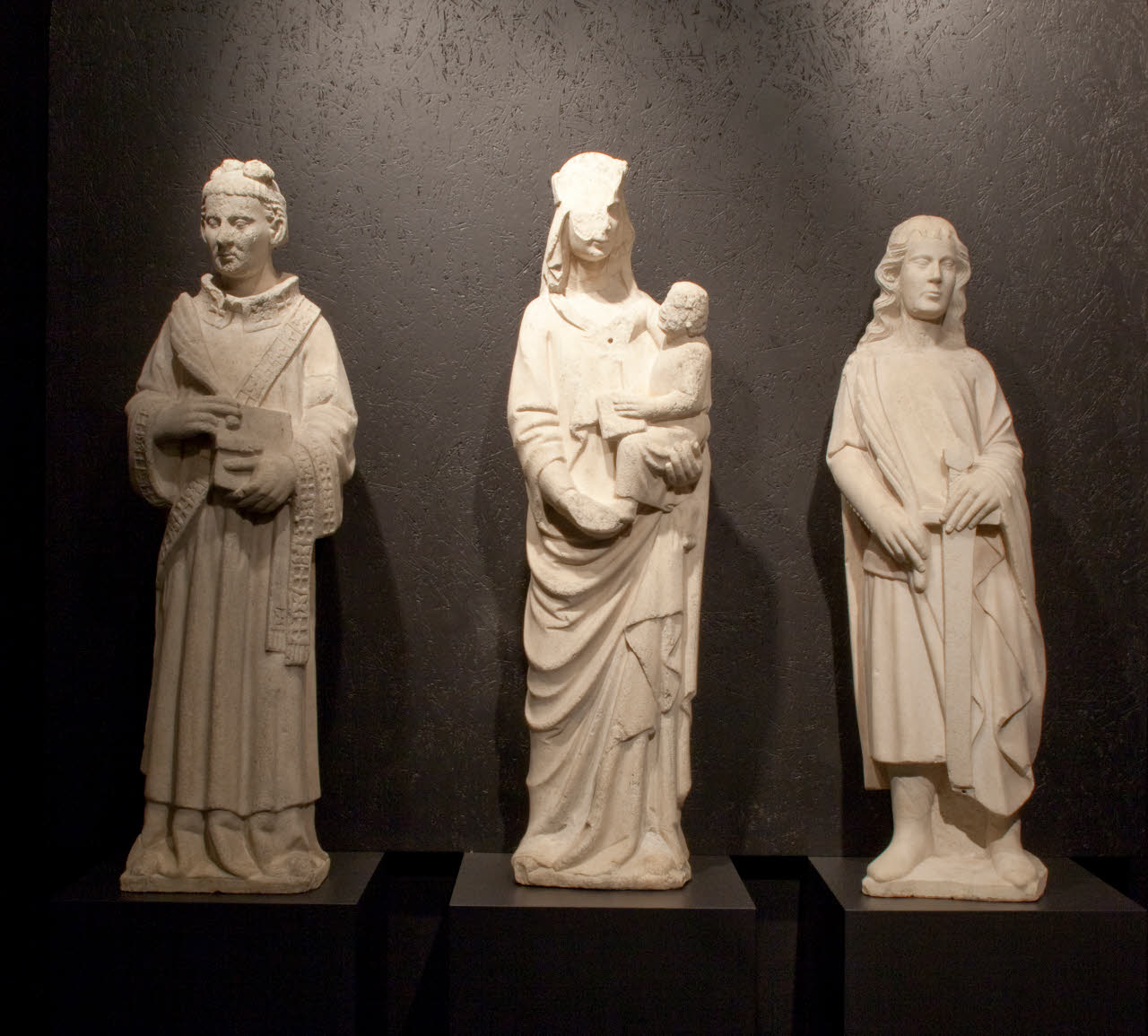 Madonna con il Bambino tra santo Stefano e un santo cavaliere, Madonna con Bambino, Santo Stefano (statua) di Scuola campionese (seconda metà sec. XIV)