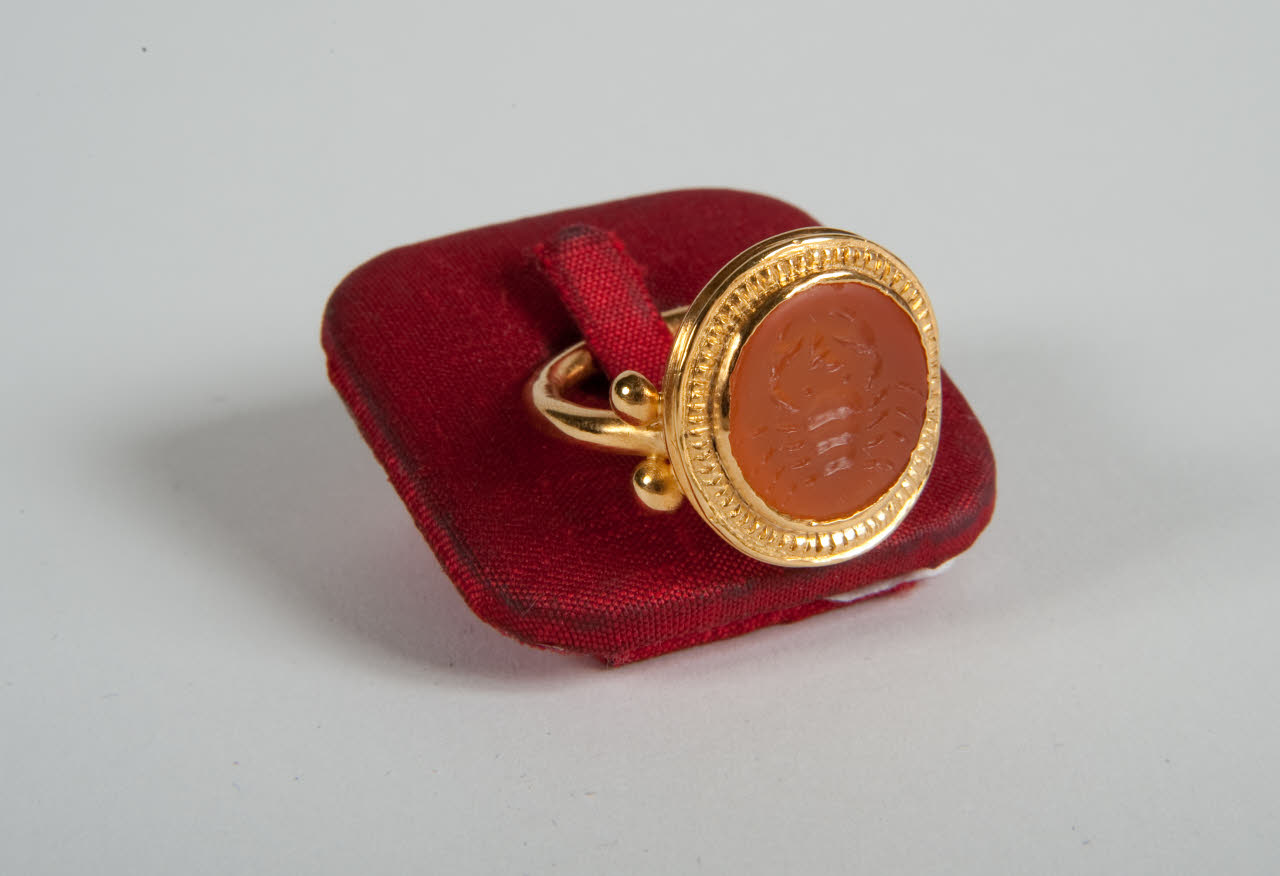 Copia di anello a sigillo con granchio, Copia di anello a sigillo con granchio (anello) di Migliozzi, Antonio (sec. XXI)