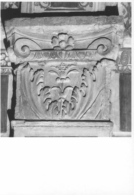 semicapitello a rilievo (inizio sec. XVI)