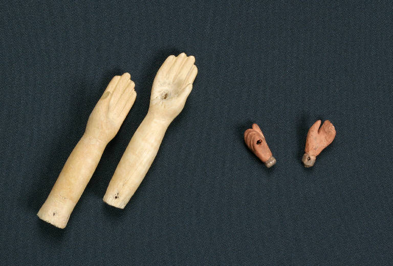 paio di mani di burattino - ambito emiliano (fine sec. XIX)