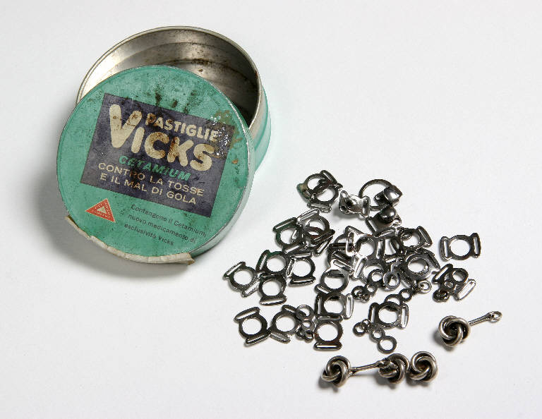 scatola con fermagli - ambito emiliano (fine sec. XIX)