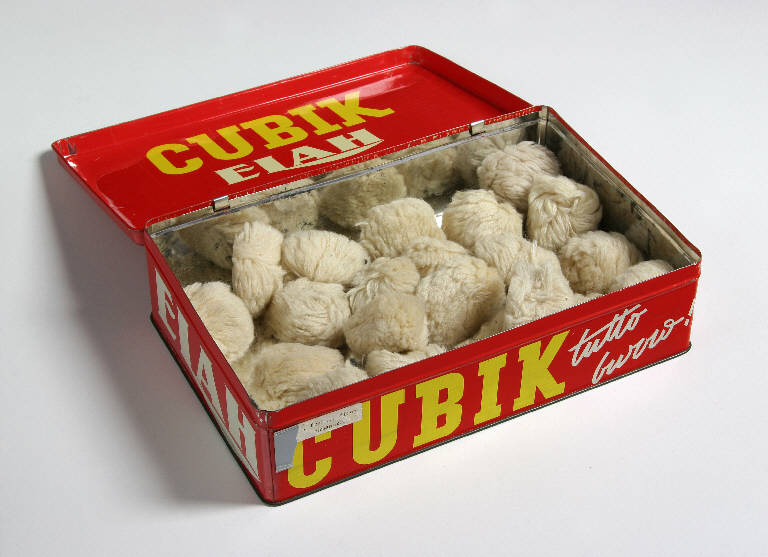 scatola con fiocchi di passamaneria - ambito emiliano (fine sec. XIX)