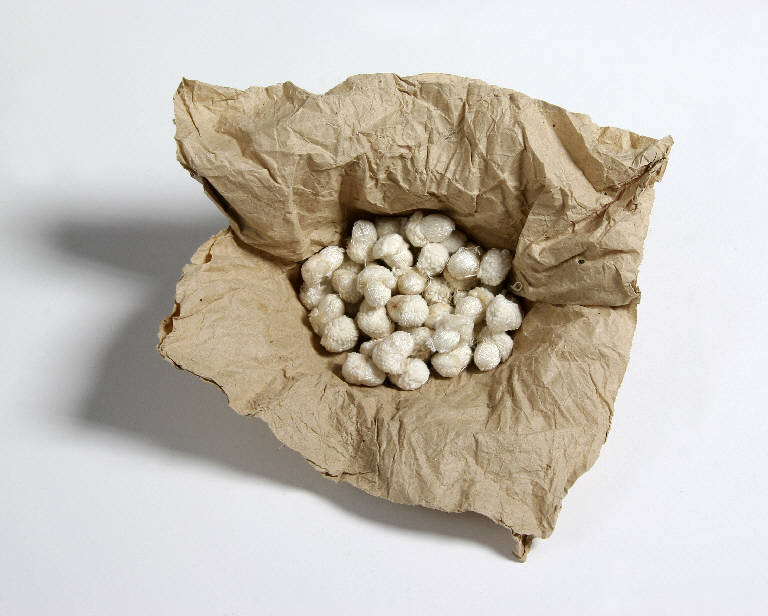 pacchetto con fiocchi di passamaneria - ambito emiliano (fine sec. XIX)