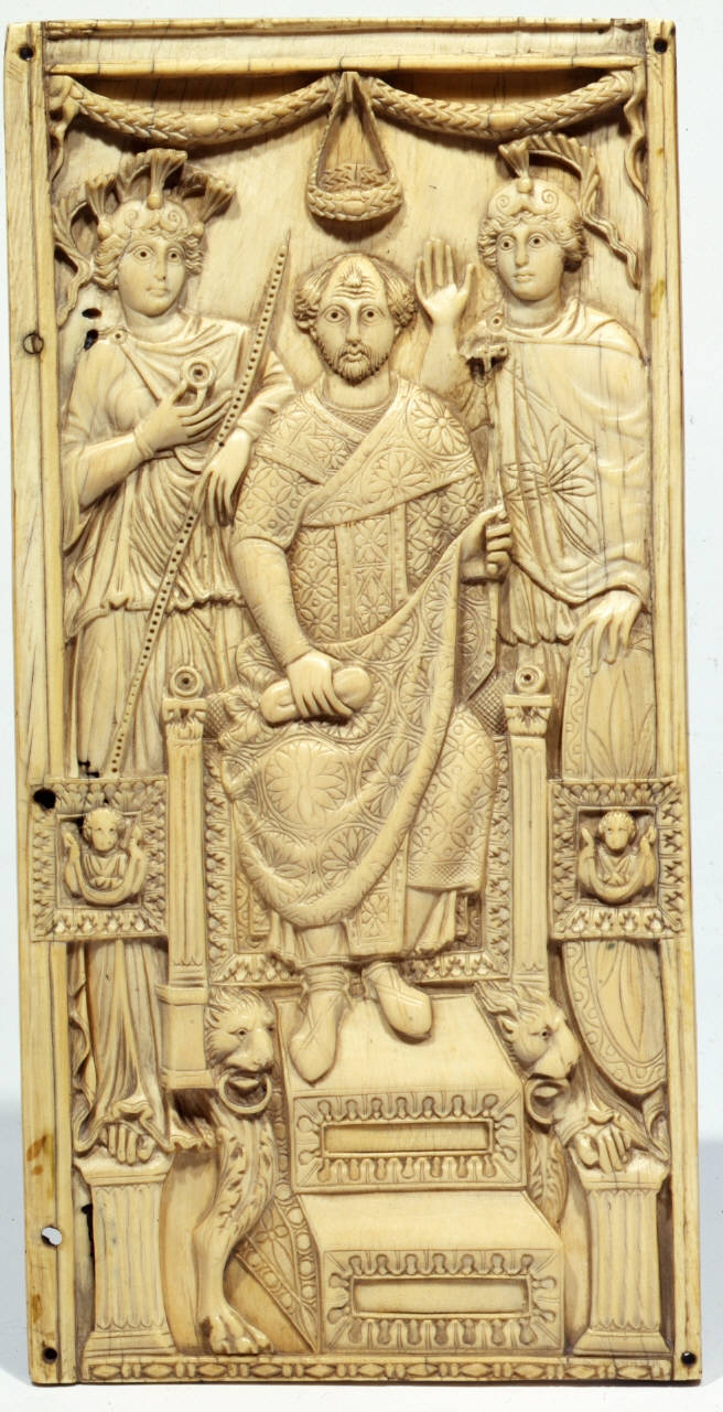 Il console Magno affiancato dalle personificazioni di Roma e Costantinopoli (valva di dittico) - bottega orientale (Costantinopoli?) (sec. VI)