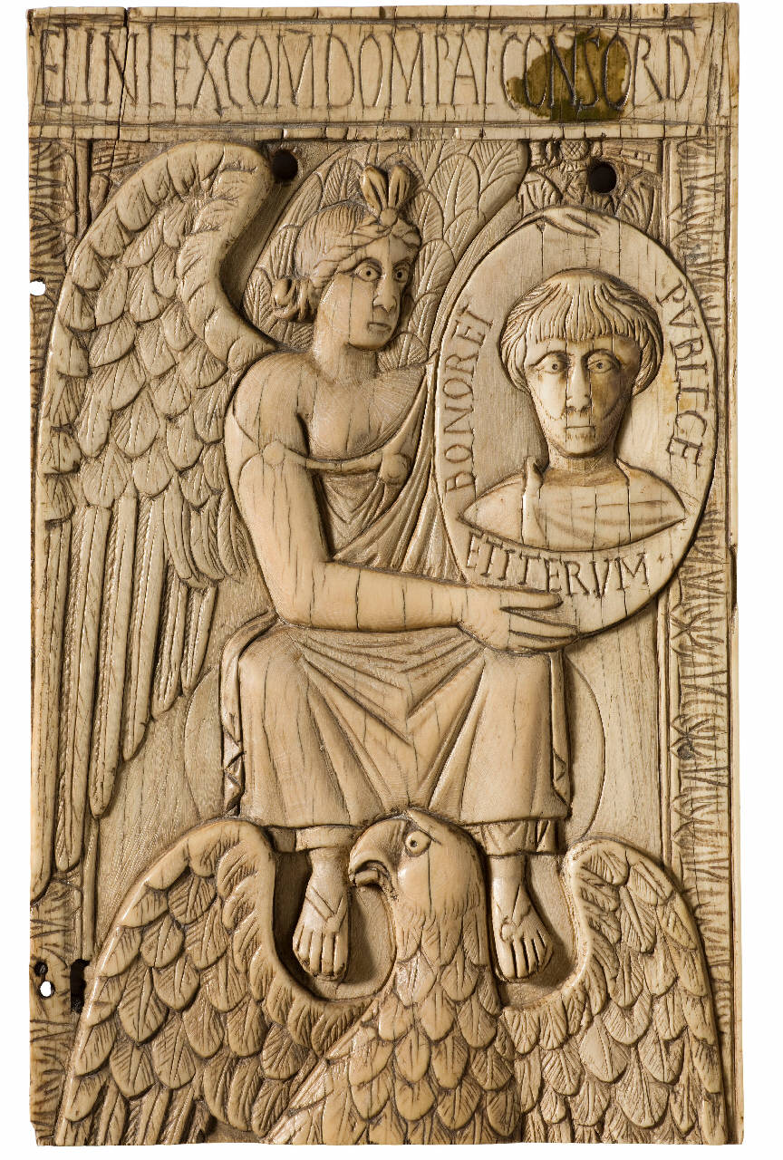 Vittoria che sostiene uno scudo con l'effigie del console Anicio Fausto Albino Basilio (valva di dittico) - bottega occidentale (romana?) (sec. VI)