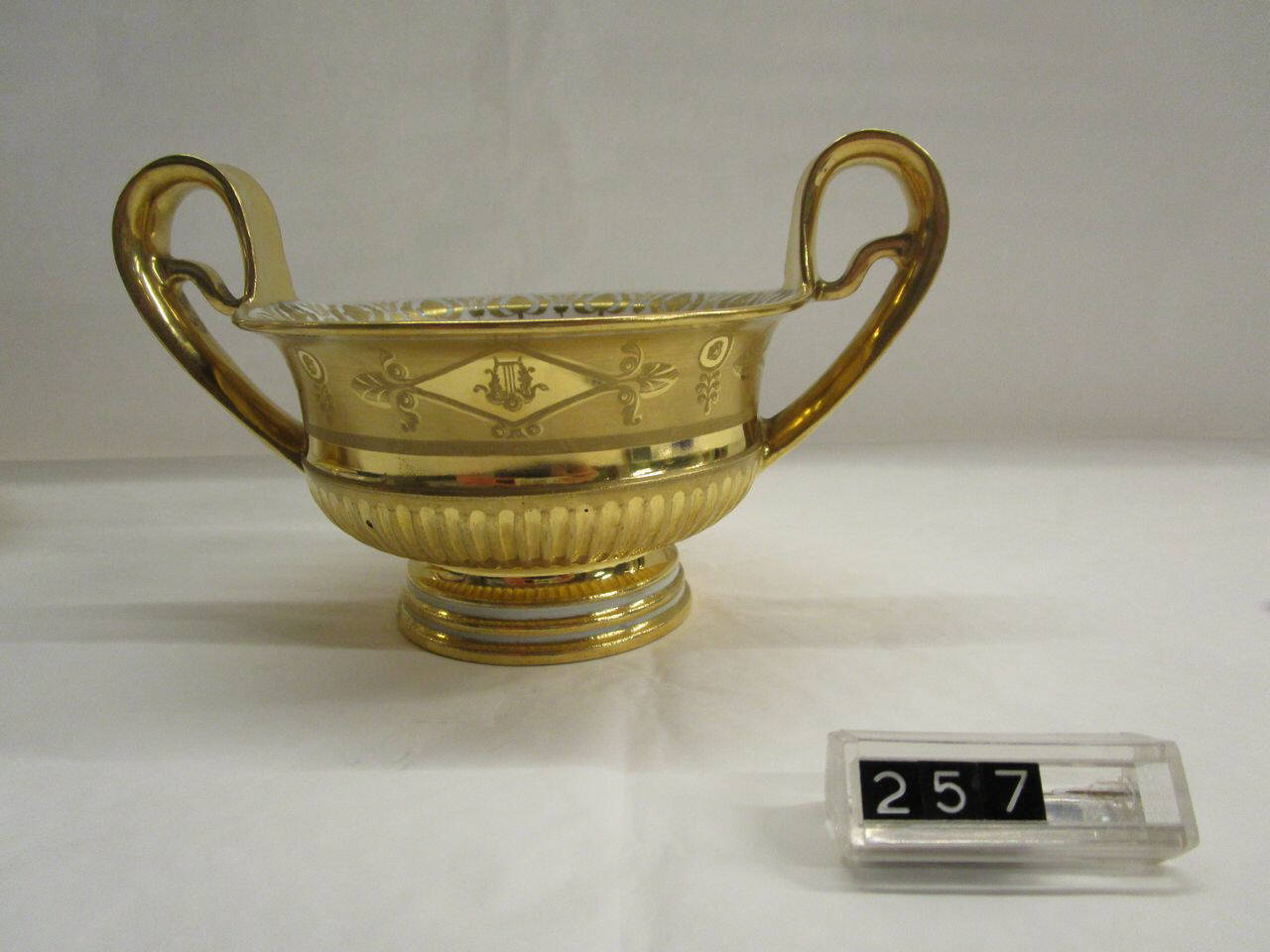 tazza biansata di Vienna, Manifattura di Vienna (prima metà sec. XIX)