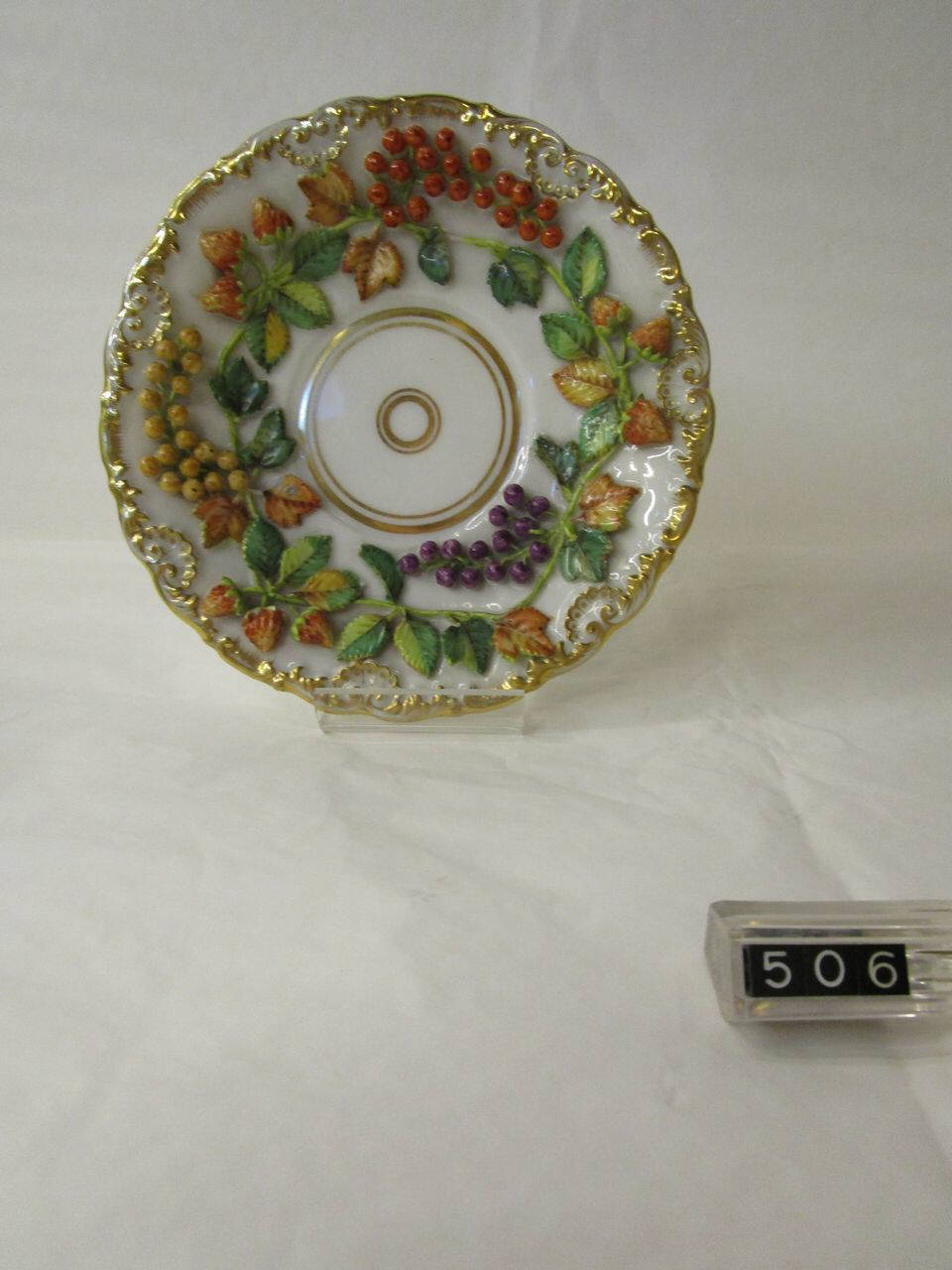 piatto di Fontainebleau - Parigi, Manifattura Jacob Petit (prima metà sec. XIX)