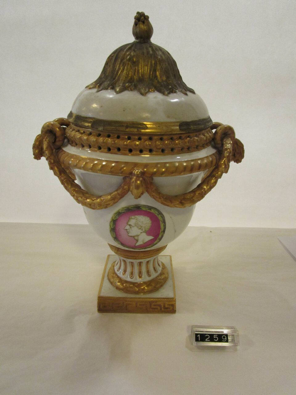 guarnitura da camino di Meissen, Manifattura di Meissen (seconda metà sec. XVIII)