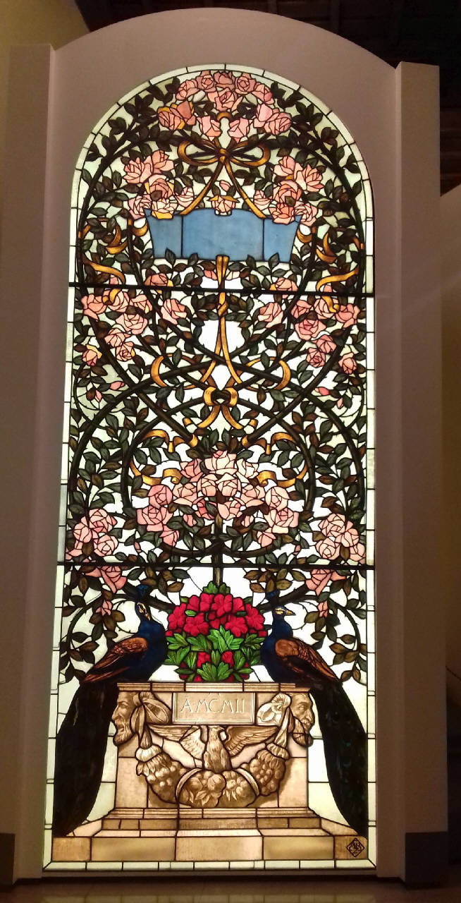 Pavoni affrontati e inflorescenza (vetrata) di Officina di vetri artistici Giovanni Beltrami & C. (sec. XX)