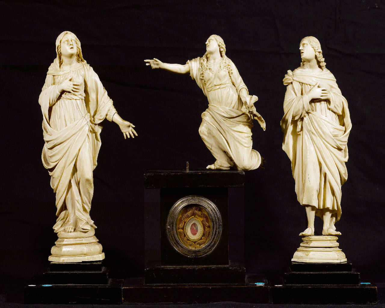 Madonna, Maria Maddalena e san Giovanni ai piedi della croce (calvario) - bottega lombarda (fine/ inizio secc. XVI/ XVII)