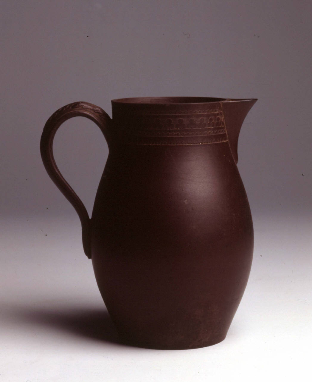 elementi vegetali e geometrici (bricco) di manifattura Utzschneider & Co., Sarreguemines, Francia (sec. XIX)