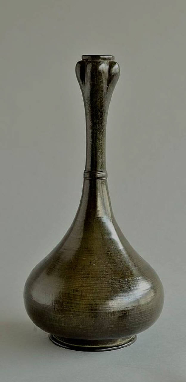 bottiglia (vaso) di manifattura Giappone (?); manifattura Cina? - ambito Giappone (secc. XVII/ XIX||secc. XVII/ XIX)