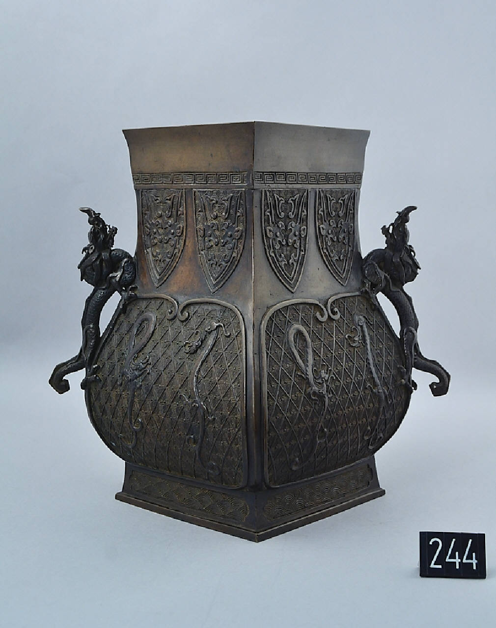 drago, motivi decorativi geometrici (vaso) - ambito Giappone (sec. XIX)