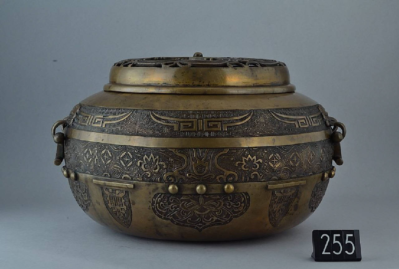 motivi decorativi vegetali, motivi decorativi geometrici, greche, monete (incensiere) - ambito Giappone (secc. XVIII/ XIX)