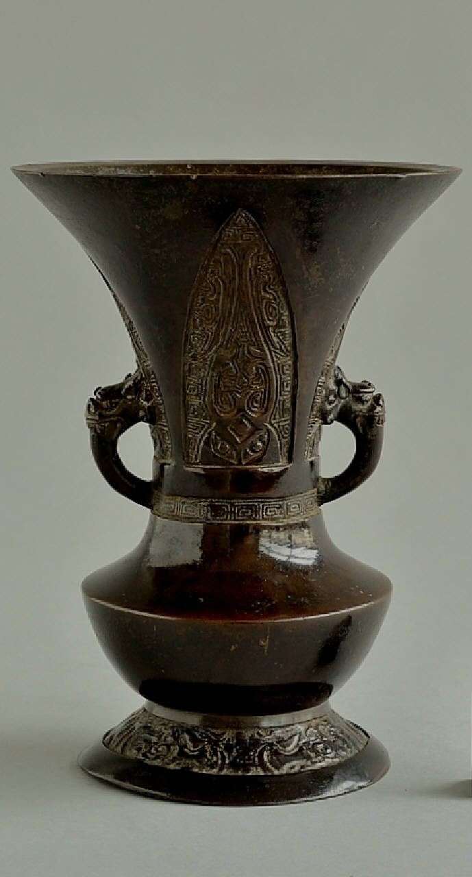 motivo arcaico e stilizzato della cicala (vaso) - ambito Cina (sec. XIX)