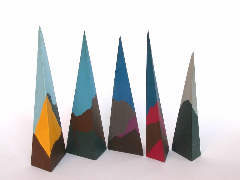 5 piramidi (scultura) di Santarella Elio (terzo quarto sec. XX)