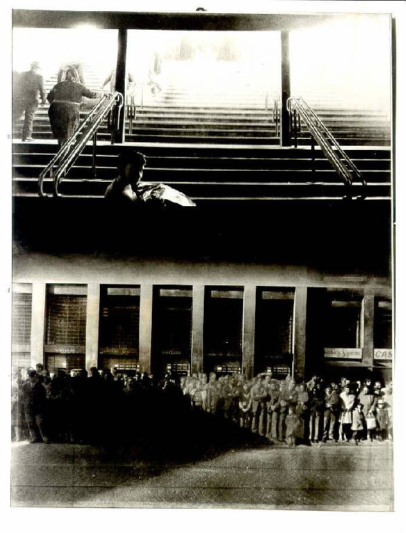 Racconto urbano n.2, Folla e scale (elaborazione fotografica) di Brambilla Gianfranco (ultimo quarto sec. XX)