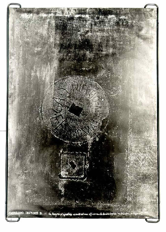 Catalogo reperti n.6, Impronta di tombino (dipinto) di Greco Ferdinando (ultimo quarto sec. XX)