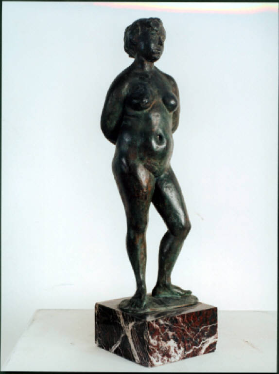 Piccola nuda, Figura femminile nuda (scultura) di Ajolfi Elia (metà sec. XX)