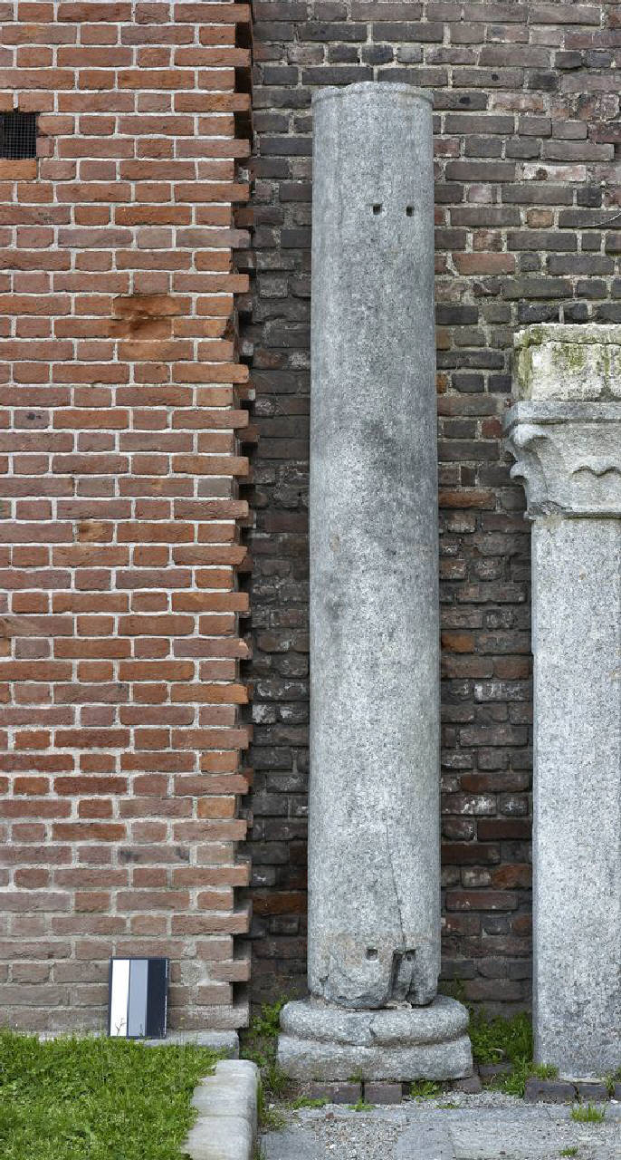 Base e fusto di colonna (colonna, base e fusto di) di Lapicida - ambito lombardo (secc. XII/ XIV (?))