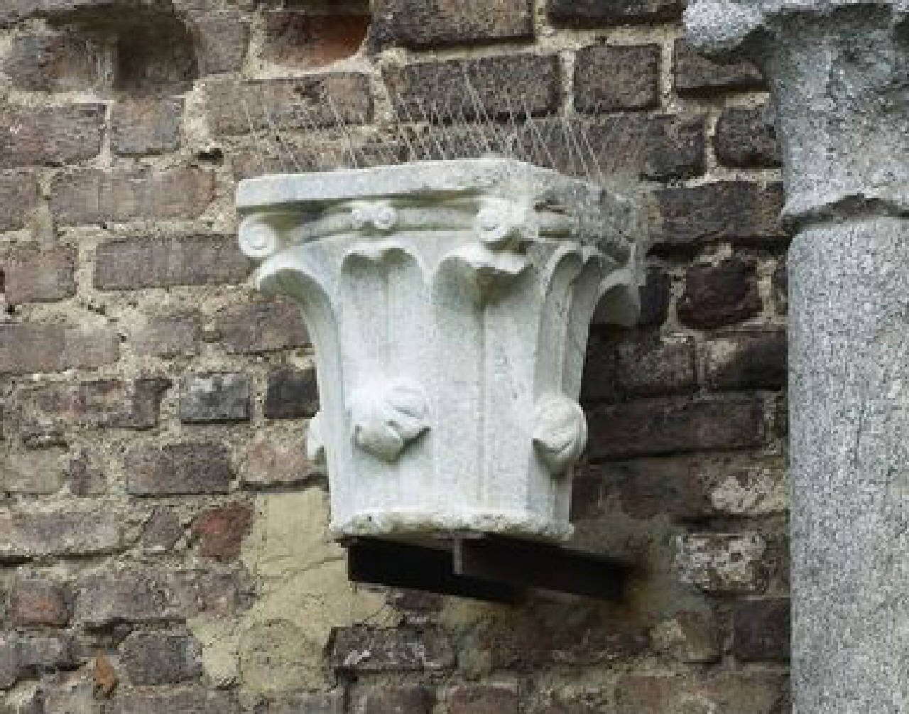 Capitello (capitello) di Scultore - ambito lombardo (seconda metà sec. XIV)