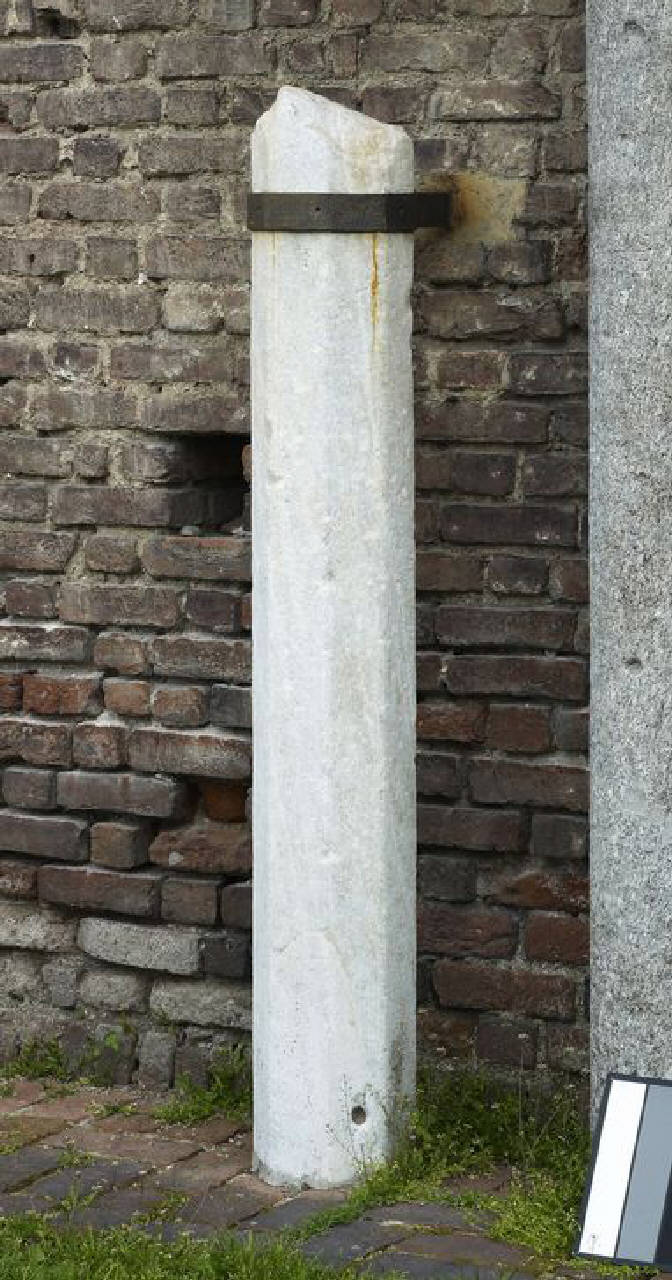 Colonna poligonale (colonna) di Lapicida - ambito lombardo (seconda metà sec. XIV)