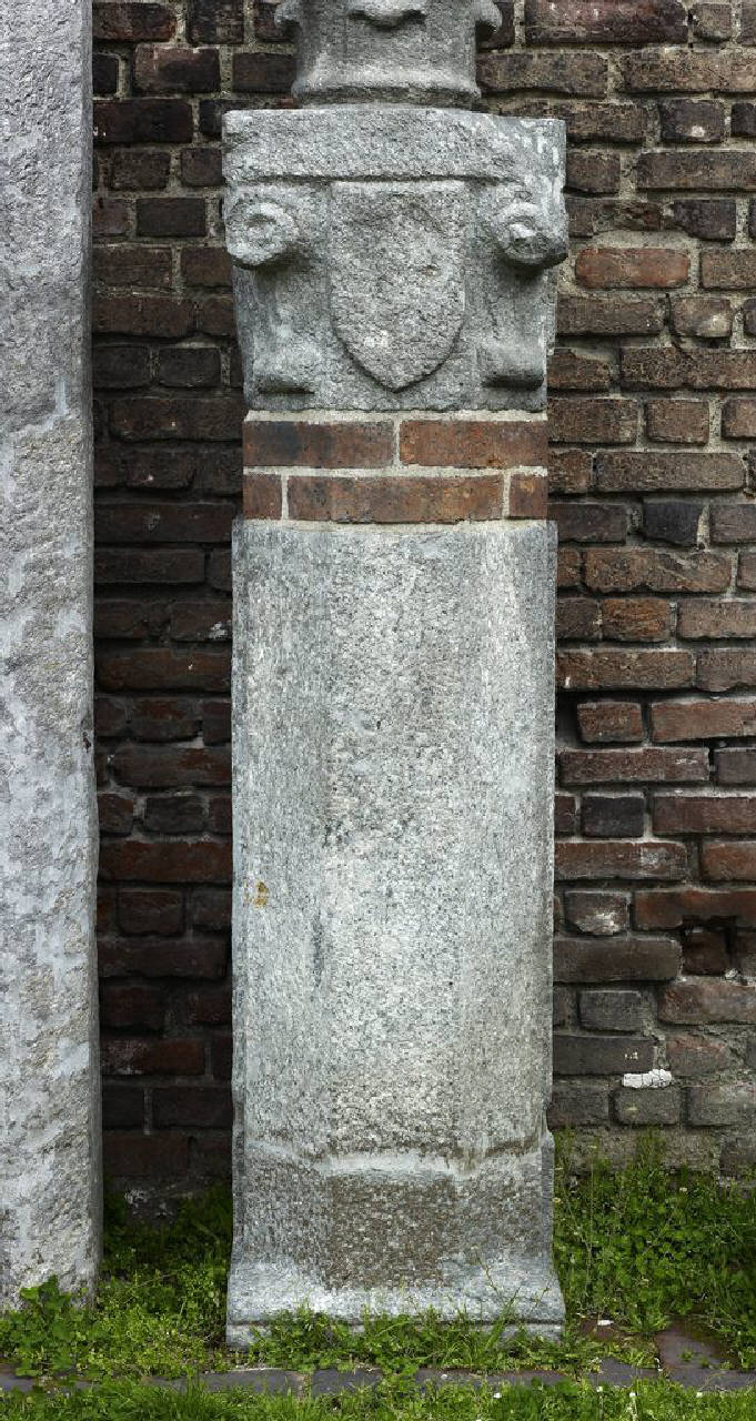 Porzione di colonna a sezione ottogonale con parte di capitello scudato (colonna, porzione di e capitello) di Lapicida; Scultore - ambito lombardo (sec. XV)
