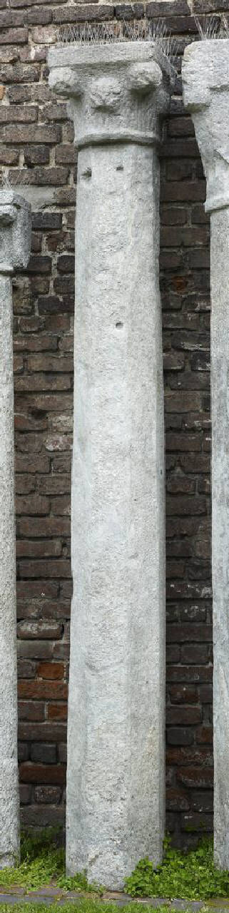 Colonna a sezione ottagonale con capitello a crochet (colonna, con capitello) di Lapicida; Scultore - ambito lombardo (sec. XV)