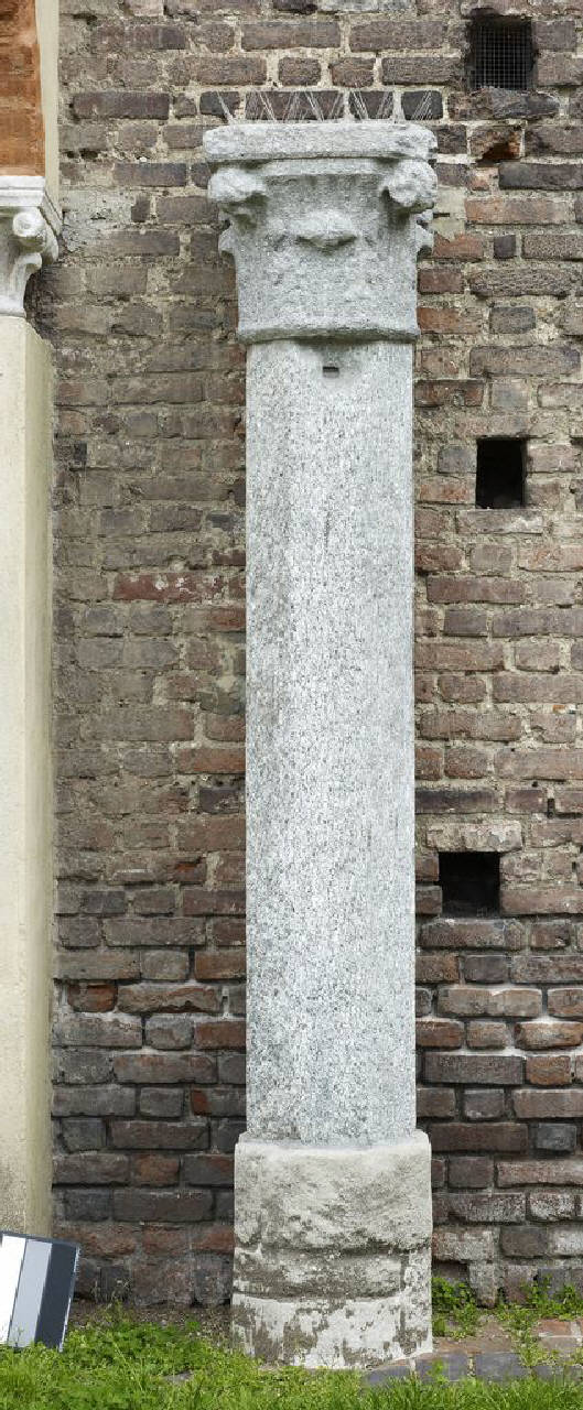 Base, colonna, capitello a foglie d'acqua (base di colonna, con colonna e capitello) di Lapicida; Scultore - ambito lombardo (metà sec. XV)