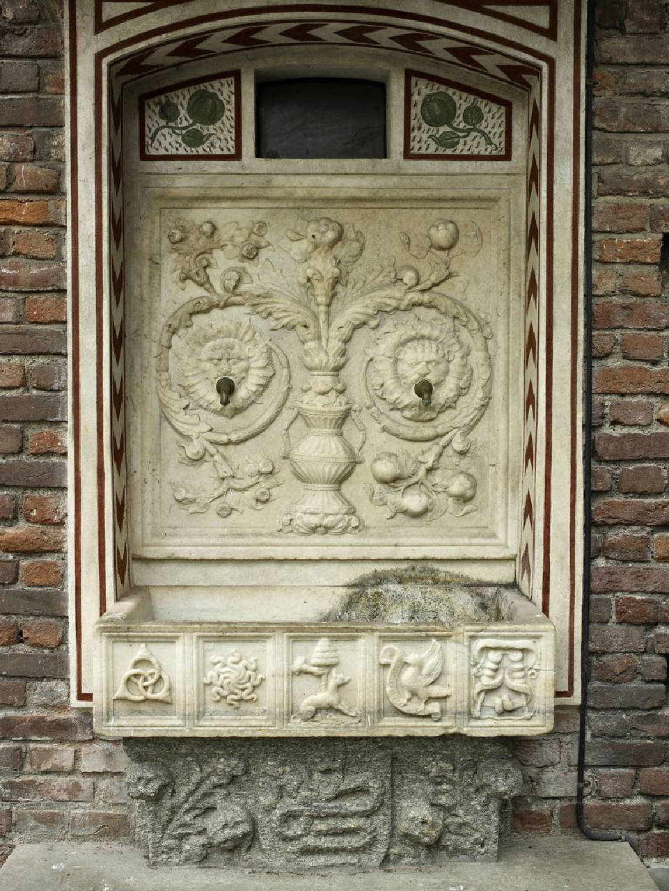 Fontana a parete compiosta da quattro elementi (fontana) di Lapicida; Scultore - ambito lombardo (terzo quarto||fine sec. XV||sec. XIX)