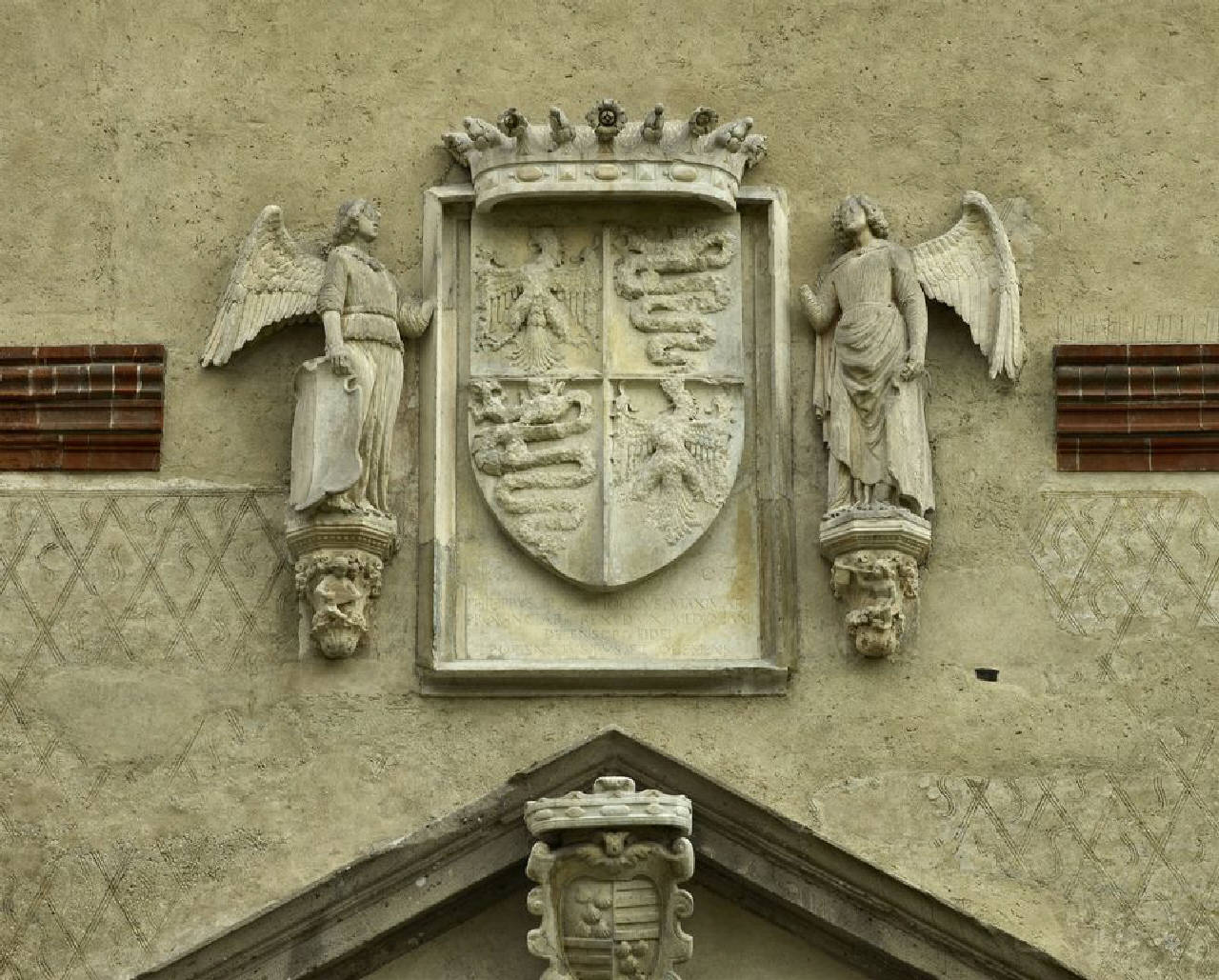 Stemma ducale sorretto da due angeli (scultura) di Lapicida; Scultore - ambito lombardo (settimo decennio sec. XV)
