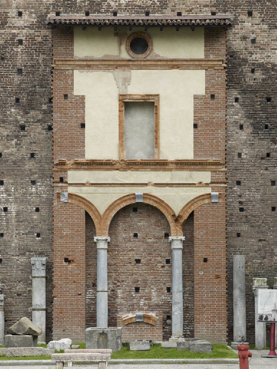 Resti del palazzo Landriani da via Bassano Porrone (facciata, porzione di) di Scultore - ambito lombardo (fine sec. XV)