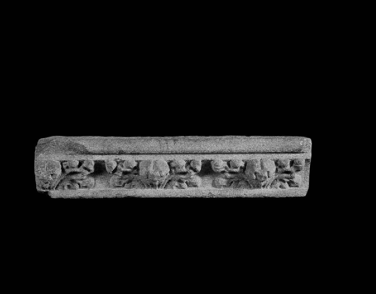 Cornice a elementi floreali a crochet formata da due elementi (cornice) di Scultore - ambito lombardo (terzo quarto sec. XV)